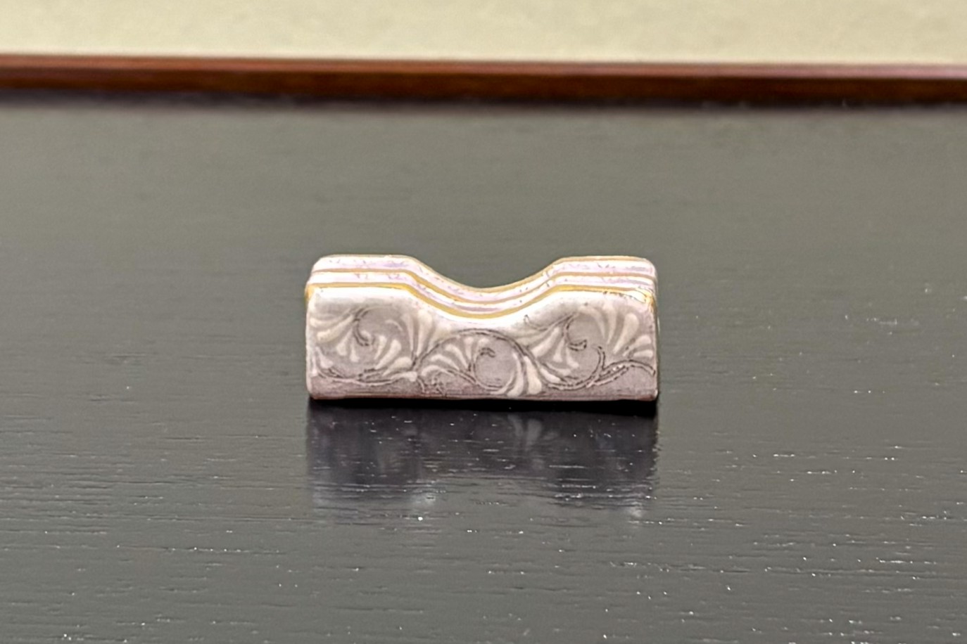 箸置　紫彩華紋　金彩　森里陶楽