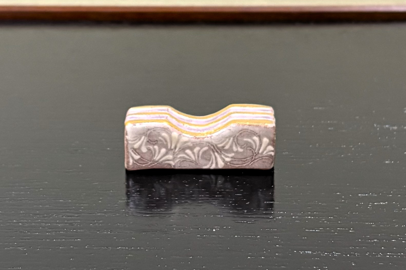 箸置　紫彩華紋　金彩　森里陶楽